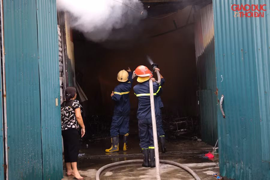 Ngay sau khi nhận được tin báo lực lượng PCCC đã điều 5 đội và khoảng 12 xe cứu hoả đến chữa cháy.