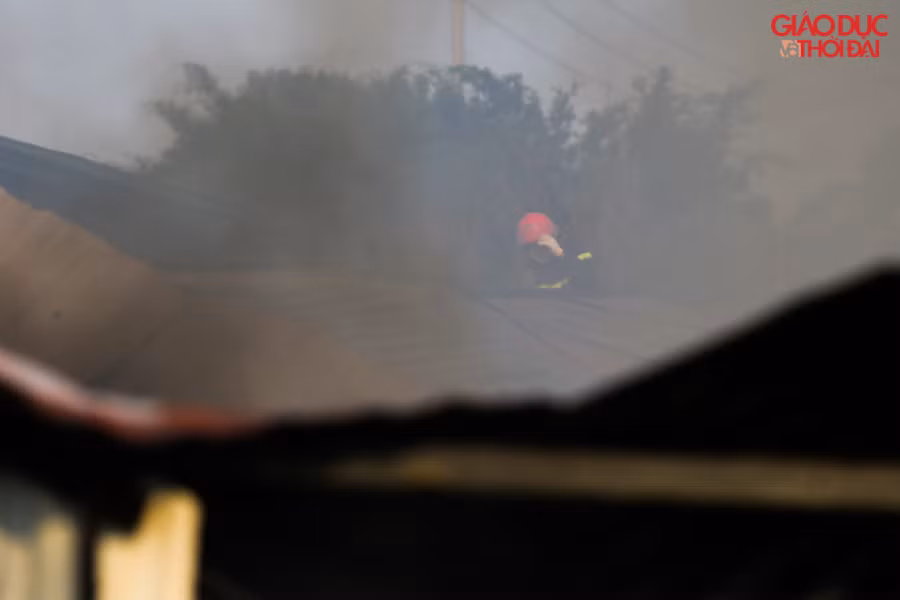 Lực lượng PCCC phải phá tường, phá tôn để tiếp cận bên trong.