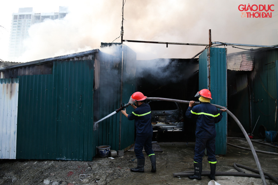 Toàn bộ khu vực được làm bằng tôn quây xung quanh, nên kết cấu rất yếu