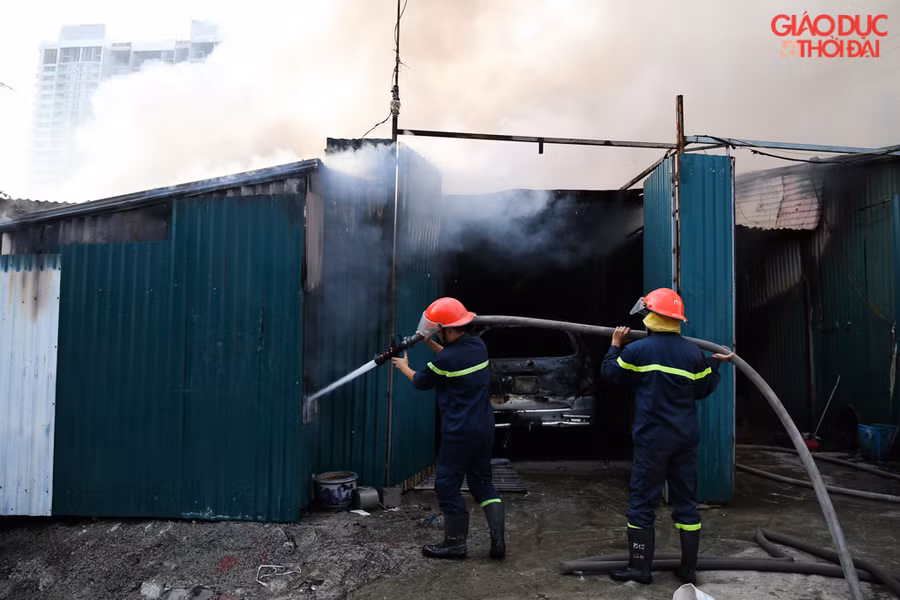 Toàn bộ khu vực được làm bằng tôn quây xung quanh, nên kết cấu rất yếu