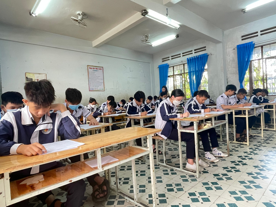 Học sinh lớp 9 ôn tập trước kỳ thi tuyển sinh vào lớp 10, đợt 1. Học sinh lớp 9 ôn tập trước kỳ thi tuyển sinh vào lớp 10, đợt 1.