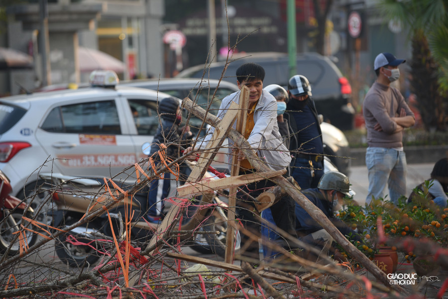 Nhiều người dân tại khu vực đã đến đây để nhặt củi về.