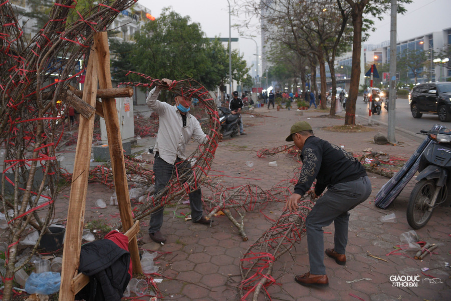 Những cành đào vào cuối ngày giá chỉ còn 50-100 ngàn đồng.