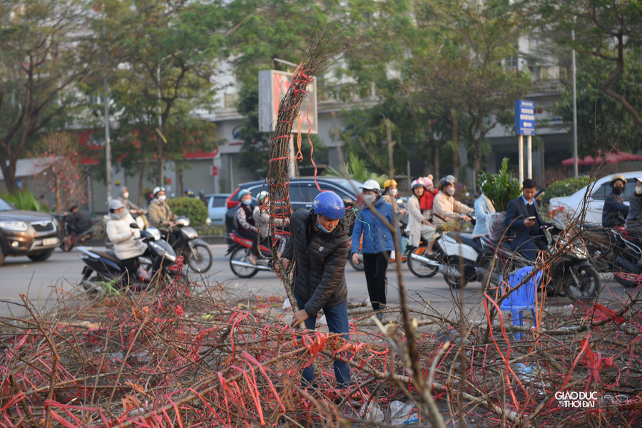 Chủ gian hàng đã bỏ lại toàn bộ, người dân có thể lấy mang về.