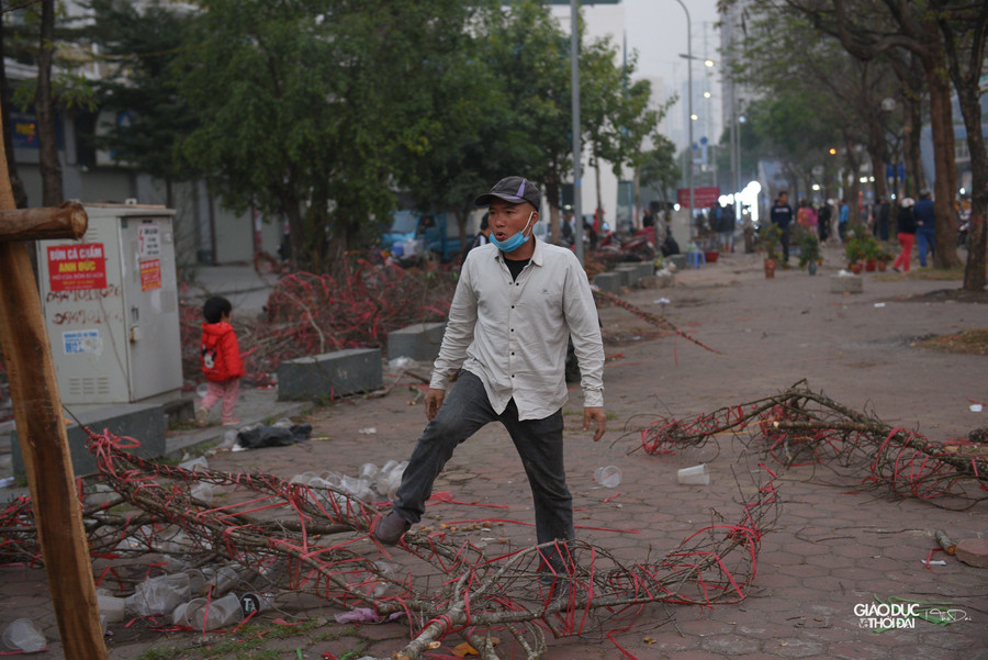 Một số tiểu thương cho biết, họ phải cắn răng hủy bỏ hàng hóa vì người mua không có hoặc trả giá quá thấp. Nếu bán quá rẻ, họ sợ tạo thói quen chờ xả hàng cho người dân và sẽ càng khó buôn bán hơn trong những năm sau.