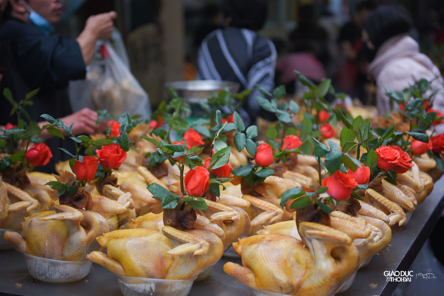 Già ngậm hoa hồng có giá khoảng 500.000 đồng/con, con to có giá cao hơn.