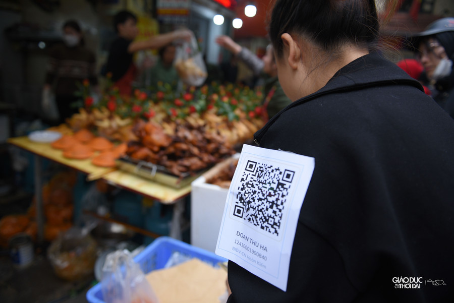Năm nay nhiều cửa hàng đã dán mã QR code để cho khách hàng thuận tiện cho việc chuyển tiền khi mua hàng.