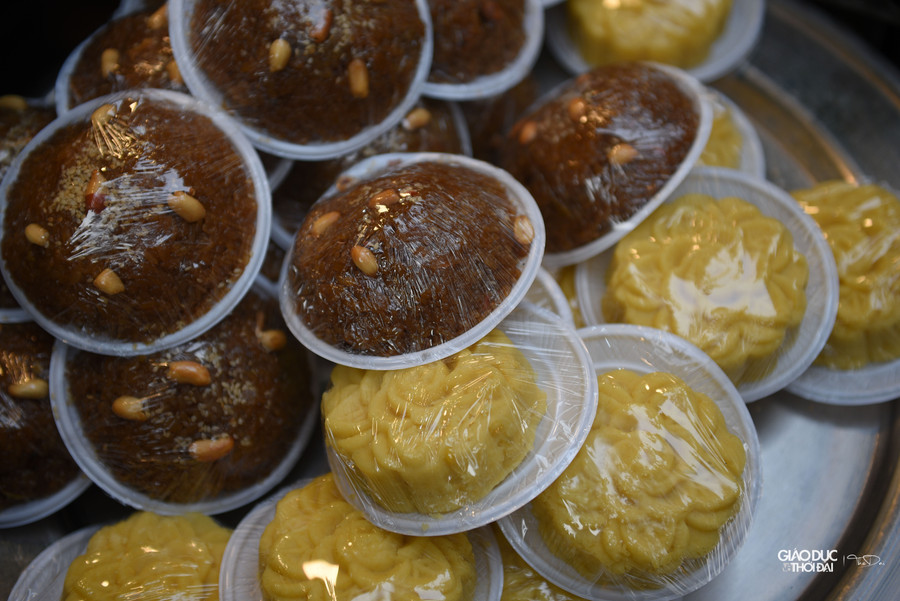 Vào ngày 30 tết, con phố trở nên đông đúc, chật chội hơn bao giờ hết.