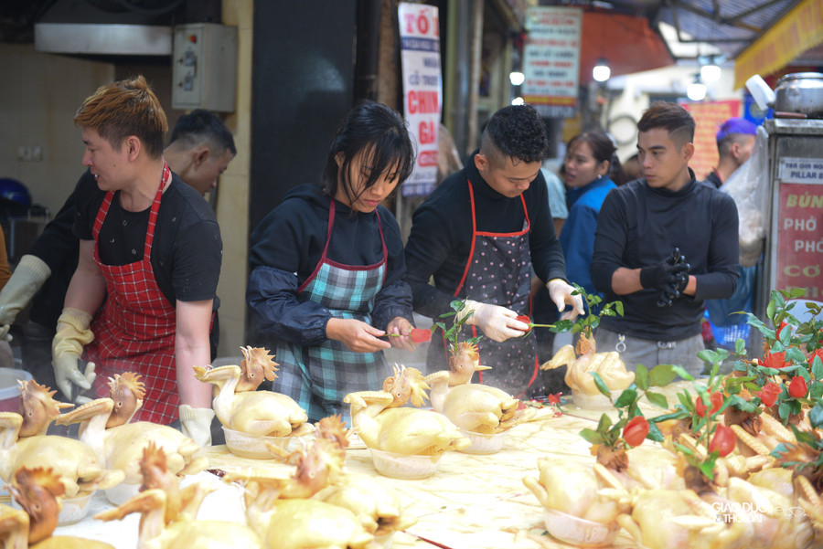 Phố Gia Ngư (Hà Nội) từ lâu đã nổi tiếng bán đồ cúng: xôi gấc, gà luộc ngậm bông hồng,... Vào ngày 30 tết, con phố trở nên đông đúc, chật chội hơn bao giờ hết.