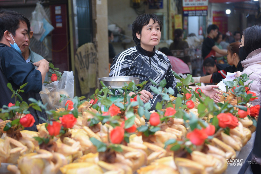 Các cửa hàng tại nơi đây phải hoạt động hết công suất để phục vụ nhu cầu của người dân.