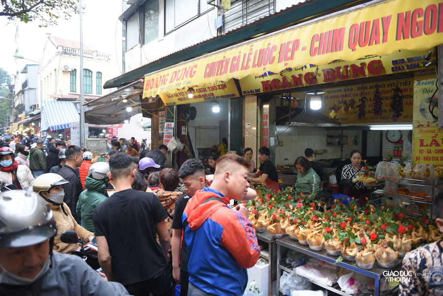 Đường nhỏ, lượng người đông nên thường xuyên xảy ra ùn ứ tại các cửa hàng.