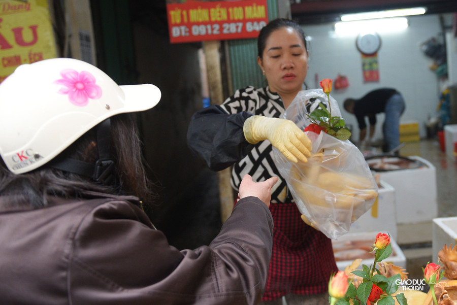 Gà thường nặng từ 1,4 đến 1,8kg và có giá 500.000 – 700.000 đồng/con.