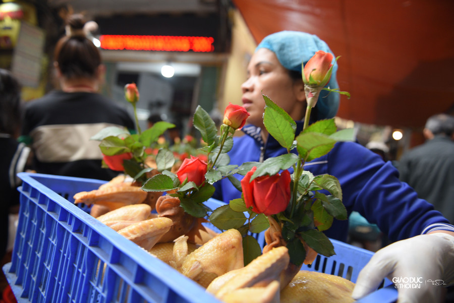 Những nhân viên tại cửa hàng làm việc liên tục không ngơi tay.