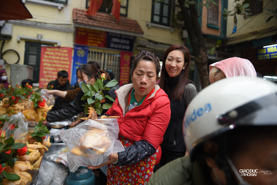 Rất đông người dân đến đây mua gà.