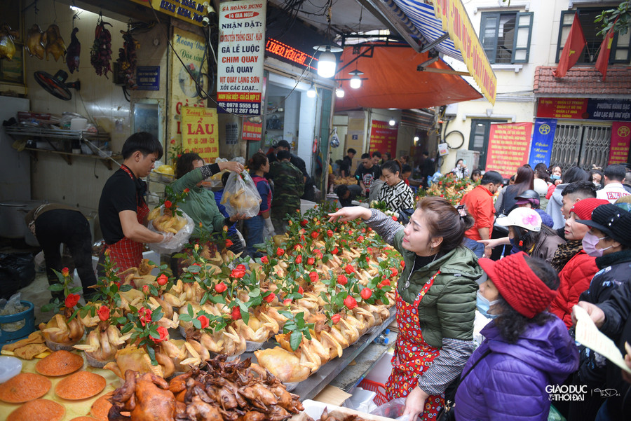 Ngay từ sáng sớm lượng khách đến chợ nhà giàu này đã rất đông.