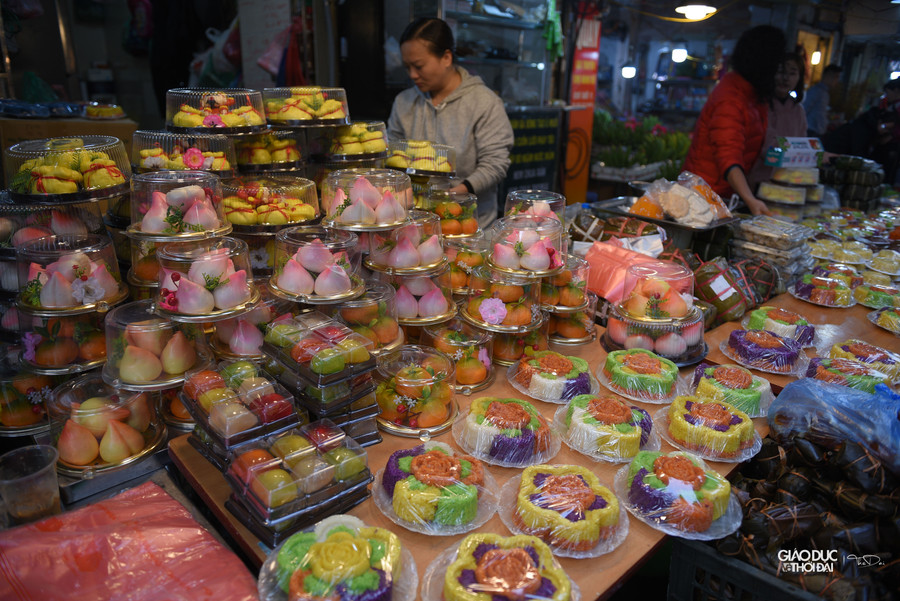 Nhiều cửa hàng có bán cả xôi ngũ sắc.....