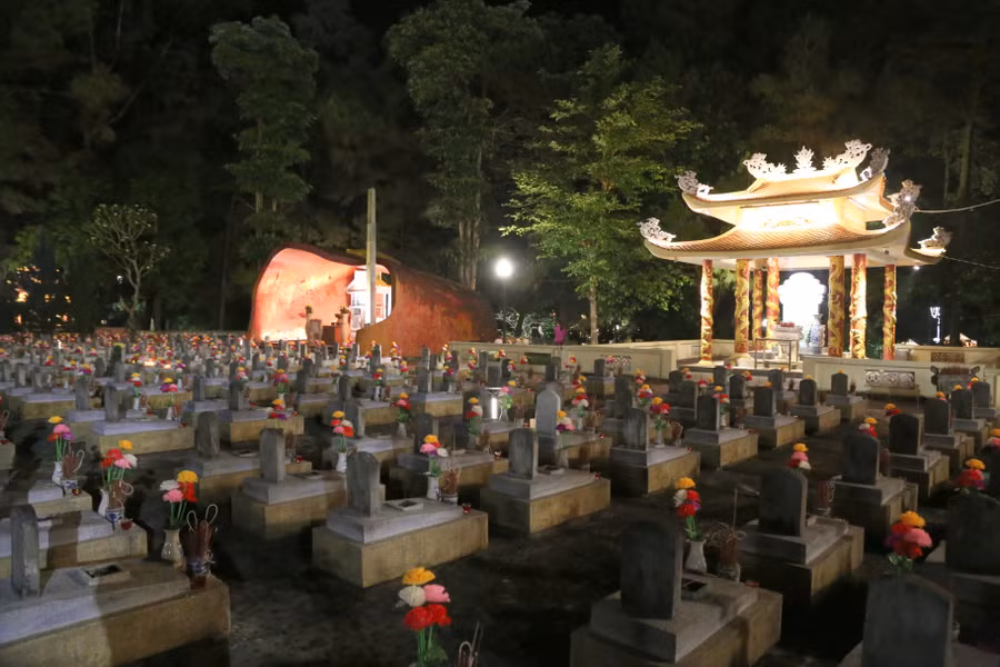 Nghĩa trang liệt sĩ Quốc gia Trường Sơn đã được đầu tư hệ thống âm thanh, ánh sáng. Nghĩa trang liệt sĩ Quốc gia Trường Sơn đã được đầu tư hệ thống âm thanh, ánh sáng.