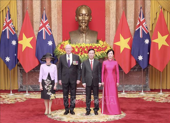 Chủ tịch nước Võ Văn Thưởng và Phu nhân với Toàn quyền Australia David Hurley cùng Phu nhân tại lễ đón. Ảnh: TTXVN Chủ tịch nước Võ Văn Thưởng và Phu nhân với Toàn quyền Australia David Hurley cùng Phu nhân tại lễ đón. Ảnh: TTXVN