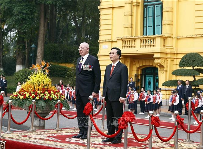 Chủ tịch nước Võ Văn Thưởng và Toàn quyền Australia David Hurley nghe quân nhạc cử Quốc thiều hai nước. Ảnh: Thống Nhất/TTXVN Chủ tịch nước Võ Văn Thưởng và Toàn quyền Australia David Hurley nghe quân nhạc cử Quốc thiều hai nước. Ảnh: Thống Nhất/TTXVN