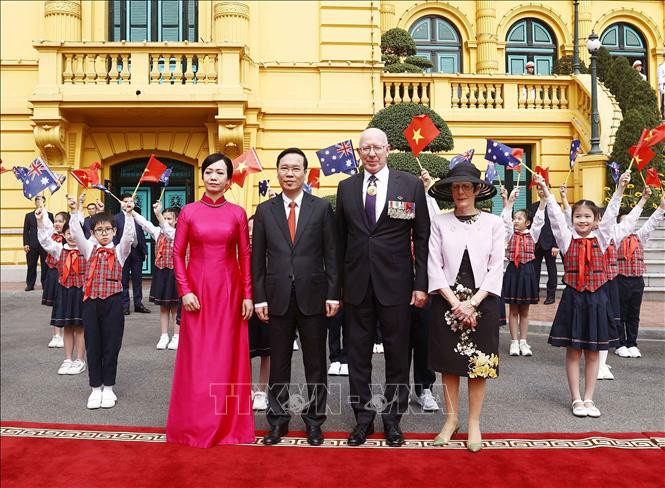 Chủ tịch nước Võ Văn Thưởng và Phu nhân với Toàn quyền Australia David Hurley cùng Phu nhân tại lễ đón. Ảnh: Thống Nhất/TTXVN Chủ tịch nước Võ Văn Thưởng và Phu nhân với Toàn quyền Australia David Hurley cùng Phu nhân tại lễ đón. Ảnh: Thống Nhất/TTXVN