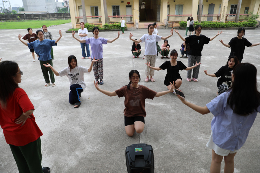 Ngoài giờ lên lớp nhiều hoạt động đã được diễn ra nhằm tạo sự đoàn kết, gắn kết đối với các thành viên.