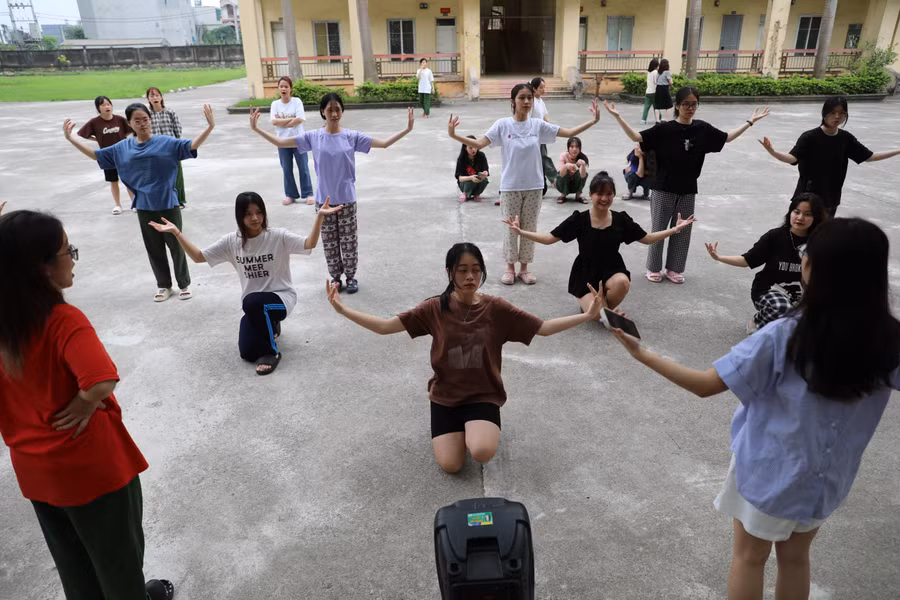 Ngoài giờ lên lớp nhiều hoạt động đã được diễn ra nhằm tạo sự đoàn kết, gắn kết đối với các thành viên.