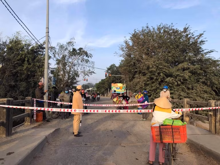 Lực lượng chức năng tỉnh Gia Lai tiến hành chốt chặn tại vùng dịch Covid-19.