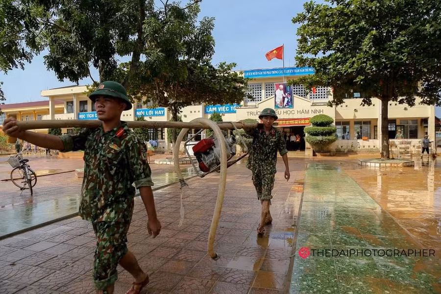 Bộ đội giúp dọn dẹp trường lớp