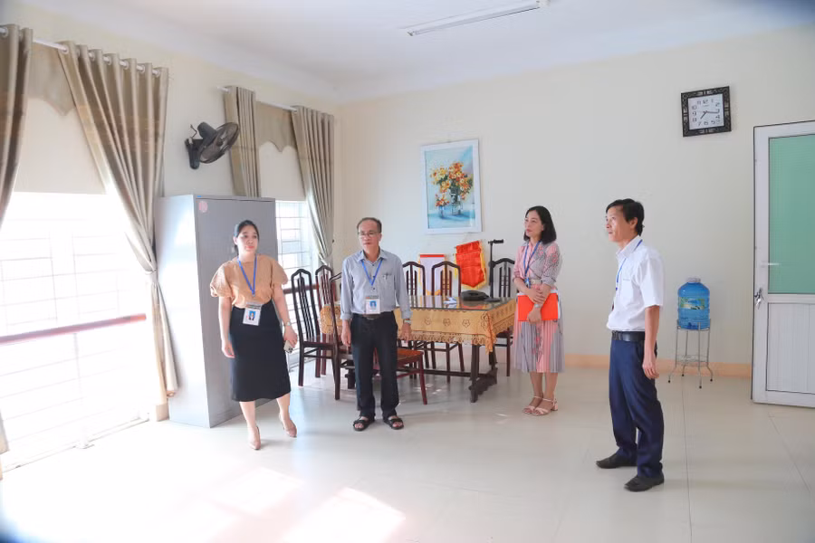 Đoàn kiểm tra công tác chuẩn bị tại điểm thi Trường THPT Đông Hà.