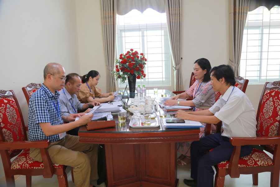 Đoàn công tác làm việc với các điểm thi.