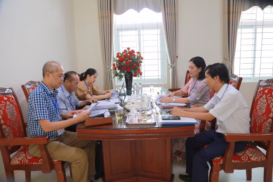 Đoàn công tác làm việc với các điểm thi.