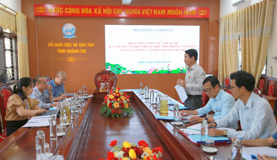 Lãnh đạo Sở GD&amp;ĐT báo cáo với đoàn kiểm tra về việc tổ chức kỳ thi.