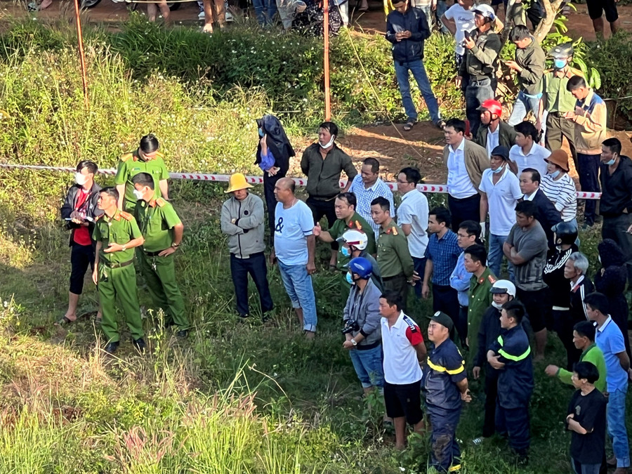 Các lực lượng cứu hộ tại hiện trường vụ xe tải lao xuống vực. Các lực lượng cứu hộ tại hiện trường vụ xe tải lao xuống vực.