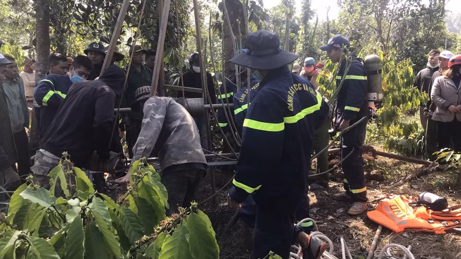 Lực lượng chức năng tổ chức trục vớt thi thể nạn nhân lên khỏi giếng sâu.