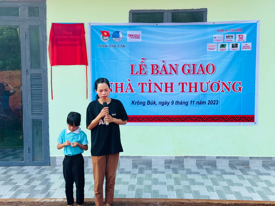 Chị H' Hiêh Mlô cùng con gái út trong ngày đón nhận ngôi nhà mới. (Ảnh: MT) Chị H' Hiêh Mlô cùng con gái út trong ngày đón nhận ngôi nhà mới. (Ảnh: MT)