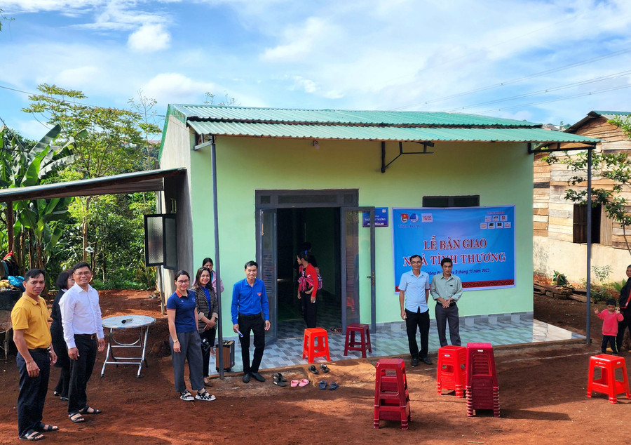 Chính quyền địa phương và bà con đến chúc mừng 3 mẹ con em Y Garia trong ngày nhận nhà mới. (Ảnh: MT) Chính quyền địa phương và bà con đến chúc mừng 3 mẹ con em Y Garia trong ngày nhận nhà mới. (Ảnh: MT)