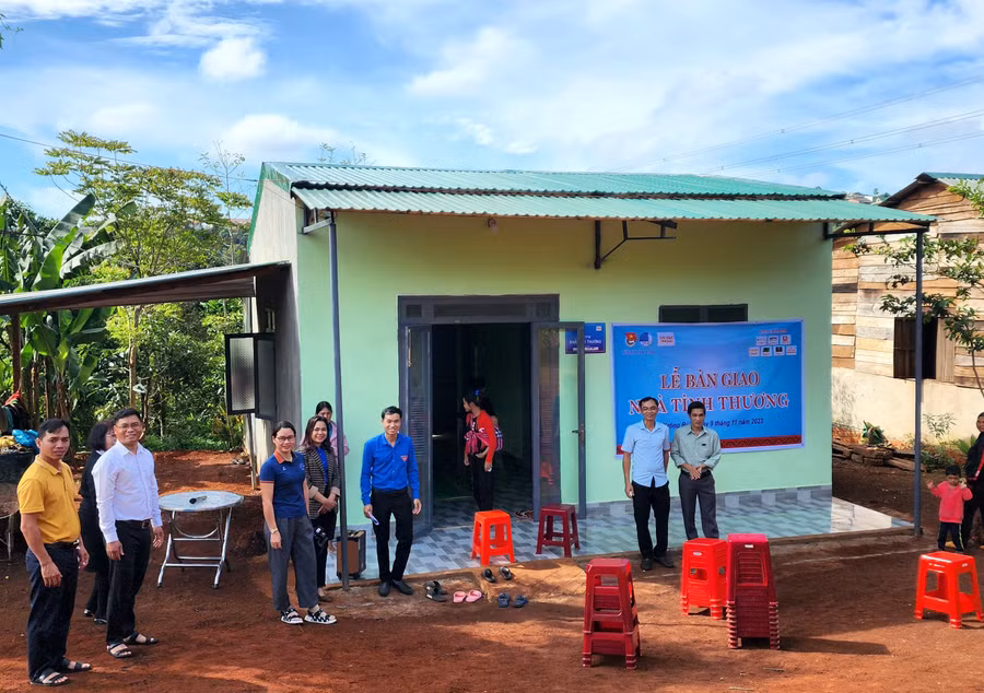 Chính quyền địa phương và bà con đến chúc mừng 3 mẹ con em Y Garia trong ngày nhận nhà mới. (Ảnh: MT)