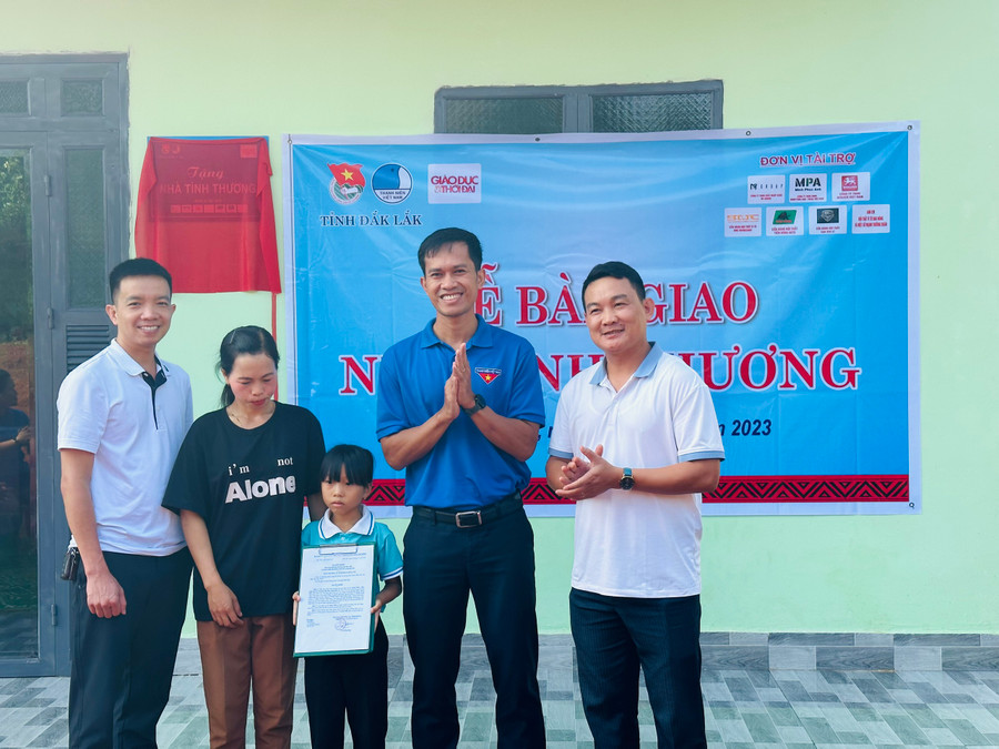 Trao quyết định bàn giao nhà cho gia đình em Y Garia. (Ảnh: MT) Trao quyết định bàn giao nhà cho gia đình em Y Garia. (Ảnh: MT)