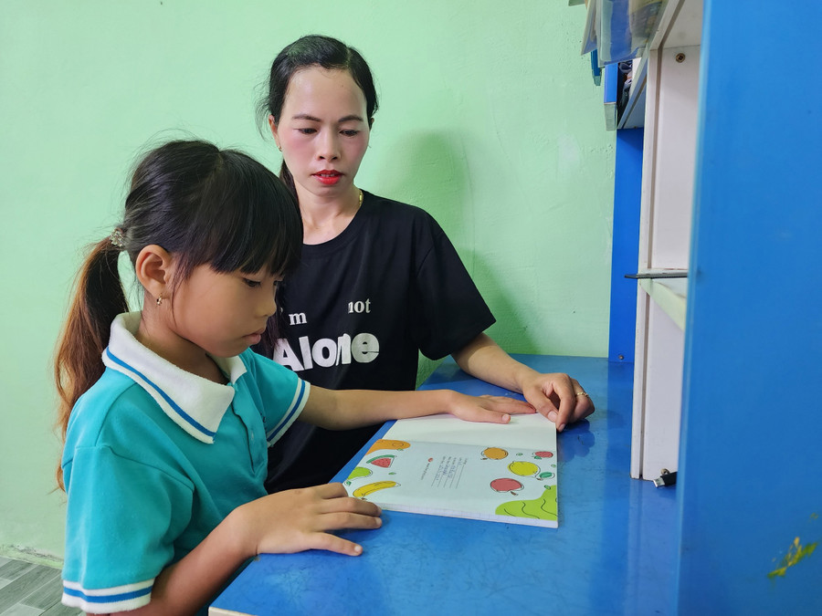 2 anh trai đang đi học, em út H' Ly Da Mlô (lớp 1) cùng mẹ học bài trong ngôi nhà mới. (Ảnh: Thành Tâm) 2 anh trai đang đi học, em út H' Ly Da Mlô (lớp 1) cùng mẹ học bài trong ngôi nhà mới. (Ảnh: Thành Tâm)