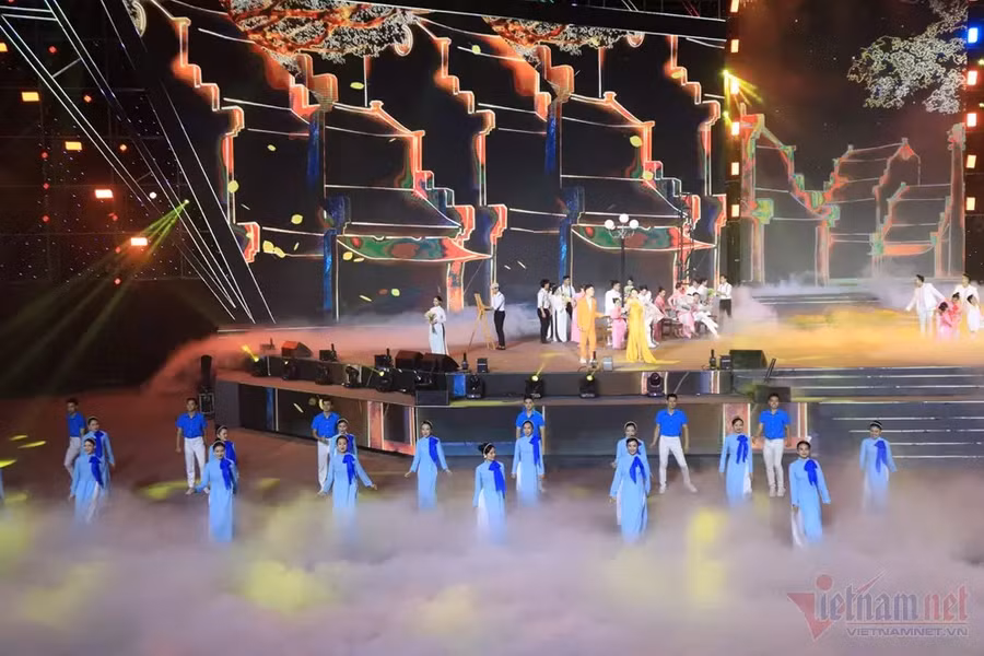 Lễ bế mạc SEA Games 31 như một Gala âm nhạc, được trình diễn trên sân khấu có diện tích 611m2, sân khấu phụ có diện tích 580m2 và màn hình LED lên đến 580m2. Chùm ca khúc về Hà Nội mở đầu cho chương trình. Ảnh: VietnamNet