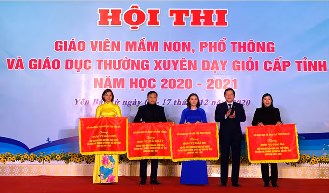 Nhà giáo Vương Văn Bằng - Giám đốc Sở GD&ĐT trao giải nhất tập thể