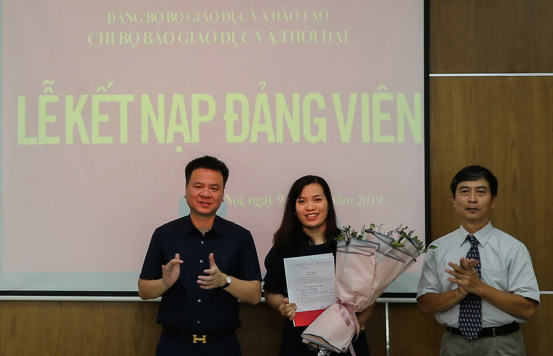 Bí thư Chi bộ, Tổng biên tập Triệu Ngọc Lâm (bên trái) trao quyết định kết nạp đảng viên mới cho đồng chí Trịnh Thị Huyền. Bí thư Chi bộ, Tổng biên tập Triệu Ngọc Lâm (bên trái) trao quyết định kết nạp đảng viên mới cho đồng chí Trịnh Thị Huyền.