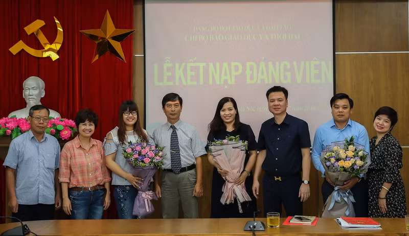 Chi ủy, Ban biên tập tặng hoa chúc mừng các đảng viên mới