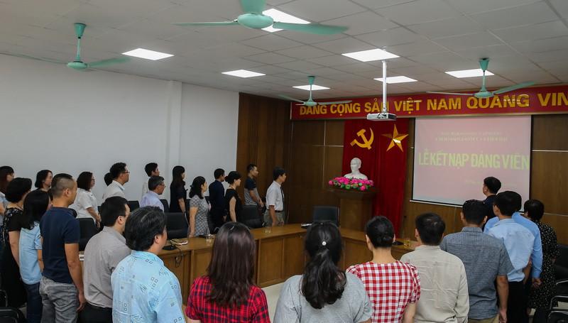 Lễ kết nạp được diễn ra trọng thể Lễ kết nạp được diễn ra trọng thể