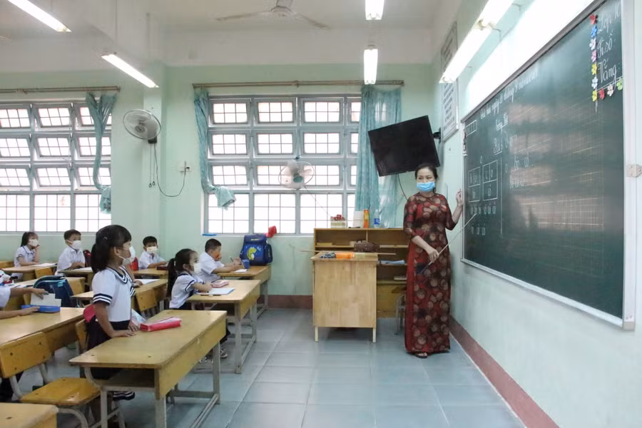 Giáo viên TP Kon Tum giảng dạy chương trình SGK mới cho học sinh.