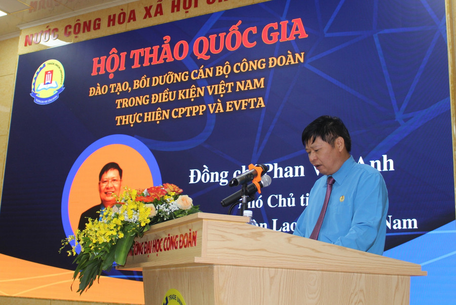 Đồng chí Phan Văn Anh – Phó Chủ tịch Tổng Liên đoàn lao động Việt Nam phát biểu tại hội thảo Đồng chí Phan Văn Anh – Phó Chủ tịch Tổng Liên đoàn lao động Việt Nam phát biểu tại hội thảo