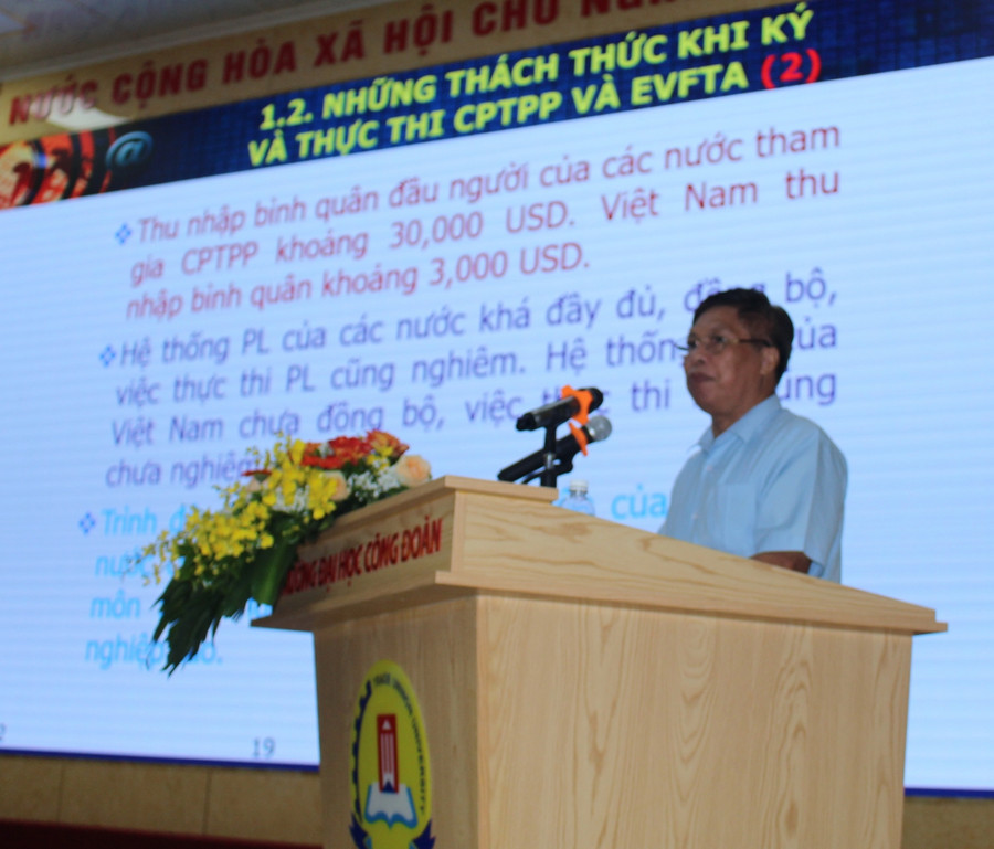 PGS.TS Dương Văn Sao tham luận tại hội thảo PGS.TS Dương Văn Sao tham luận tại hội thảo