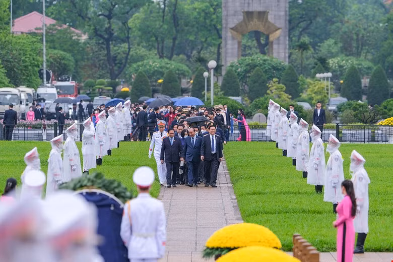 Lãnh đạo Đảng, Nhà nước, đại biểu Quốc hội vào Lăng viếng Chủ tịch Hồ Chí Minh ảnh 3
