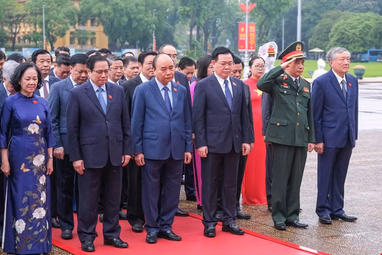 Lãnh đạo Đảng, Nhà nước cùng các đại biểu Quốc hội thành kính tưởng nhớ Chủ tịch Hồ Chí Minh