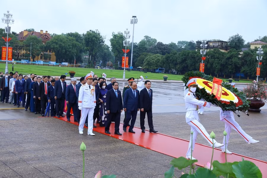 Các đồng chí lãnh đạo Đảng, Nhà nước cùng các đại biểu Quốc hội đặt vòng hoa và vào Lăng viếng Chủ tịch Hồ Chí Minh.